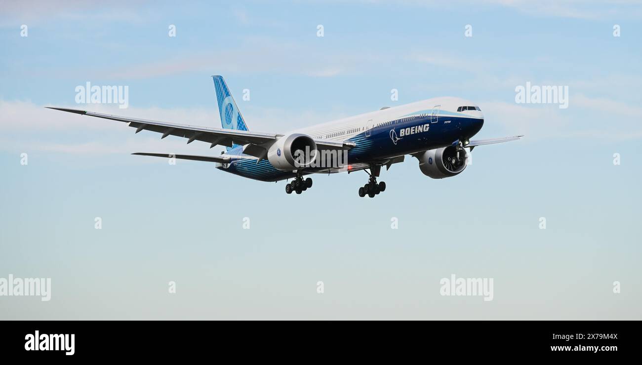 Everett, WA, USA – 16. Februar 2024; Boeing 777-9 Prototyp der 777X-Flugzeugräder bei Endanflug Stockfoto