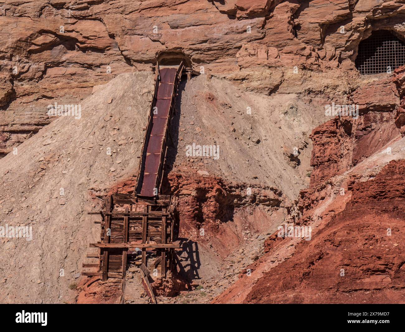 Tomsich Butte Uranerzrutsche und Mine Portal, Hondoo Arch Sporn, Reds Canyon Rd., San Rafael Swell, Green River, Utah. Stockfoto