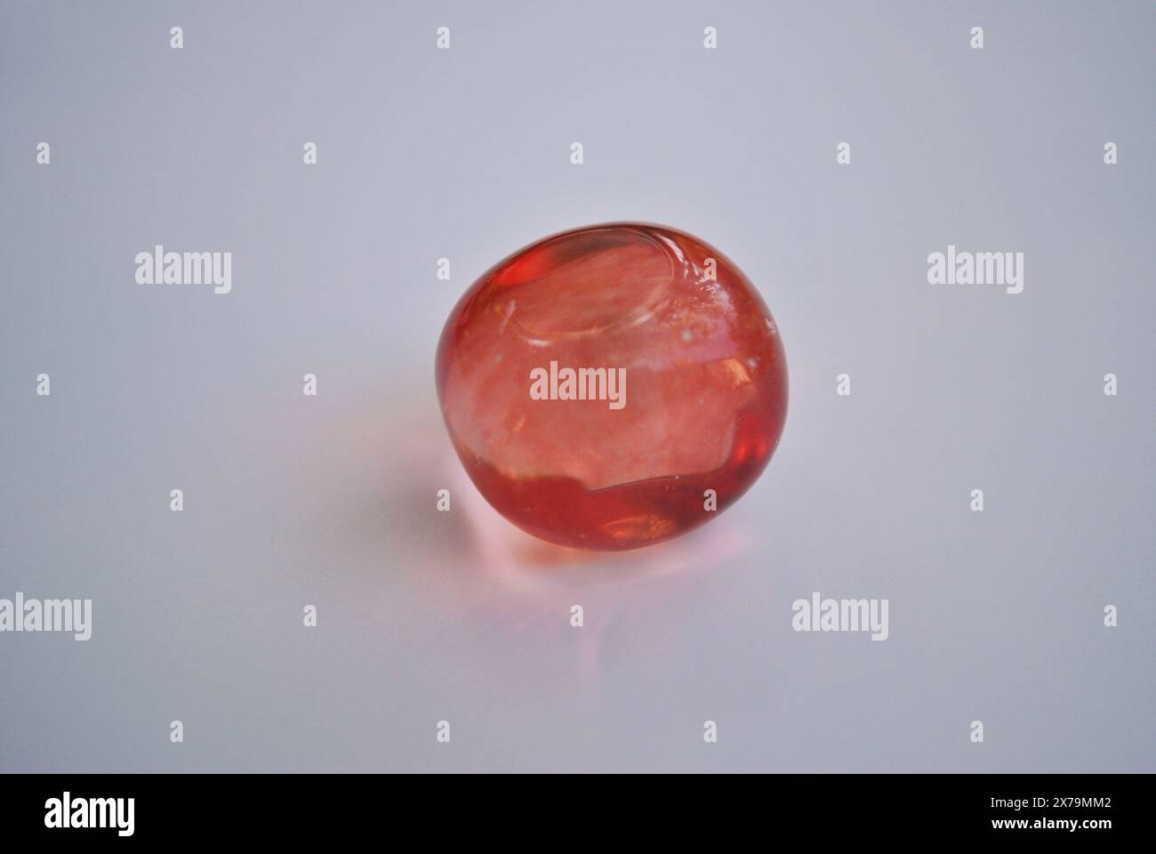 Quarzkristall Schmelzkristall Quarzrot Schmelzkristall Kugel Stockfoto