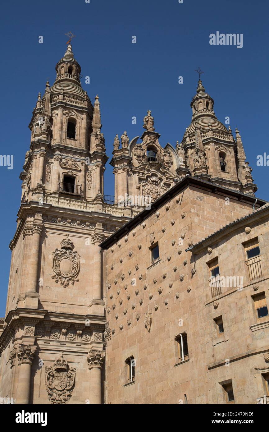 Haus der Muscheln (Vordergrund), Kirche der Clerecia (Hintergrund), Salamanca, UNESCO-Weltkulturerbe, Spanien Stockfoto