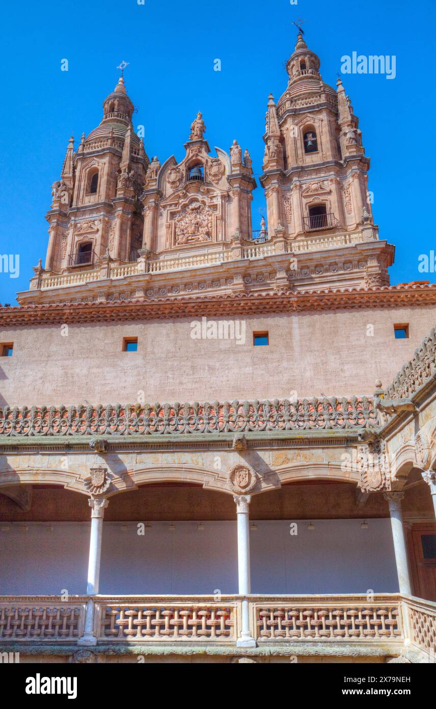 Haus der Muscheln Innenraum (Vordergrund), Clerecia Kirche (Hintergrund), Salamanca, UNESCO-Weltkulturerbe, Spanien Stockfoto