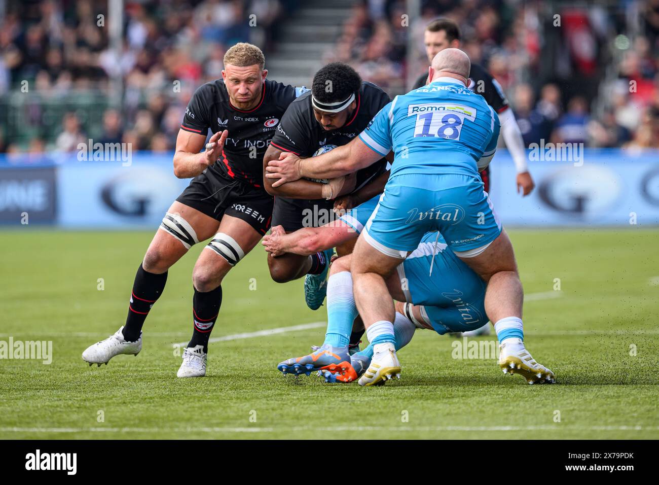 LONDON, VEREINIGTES KÖNIGREICH. Mai 2024. Eroni Mawi von Saracens (Mitte) wird am Samstag, den 18. Mai 2024, im StoneX-Stadion bei Saracens vs Sale Sharks - Gallagher Premiership Rugby Round 18 angetackt. LONDON ENGLAND. Quelle: Taka G Wu/Alamy Live News Stockfoto