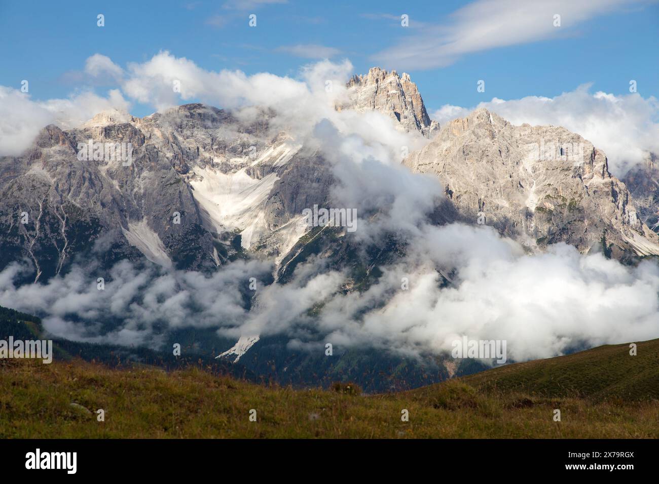 Panoramablick auf die Sexten dolomiten oder Dolomiti di Sesto von den Karnischen Alpen, Italien Stockfoto