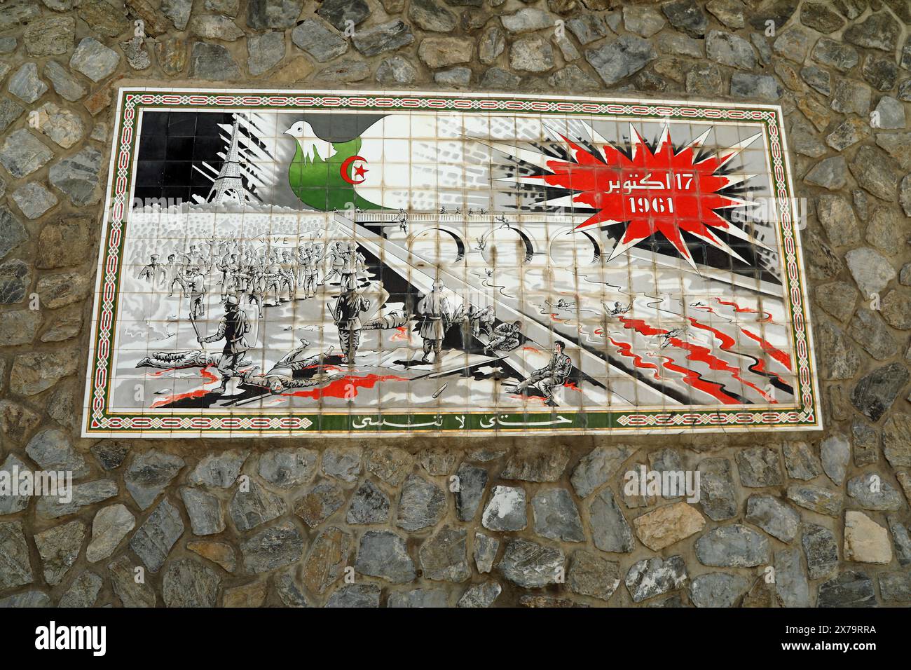 Gefliestes Wandbild in Algier, das das Pariser Massaker vom 17. Oktober 1961 darstellt Stockfoto