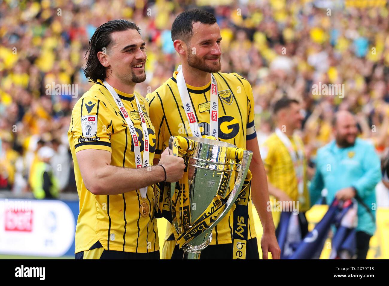London, Großbritannien. Mai 2024. Ciaron Brown von Oxford United und Elliott Moore von Oxford United feiern am 18. Mai 2024 im Wembley Stadium, London, England, Vereinigtes Königreich nach dem SKY-BET von Bolton Wanderers FC gegen Oxford United FC. Credit: Every Second Media/Alamy Live News Stockfoto