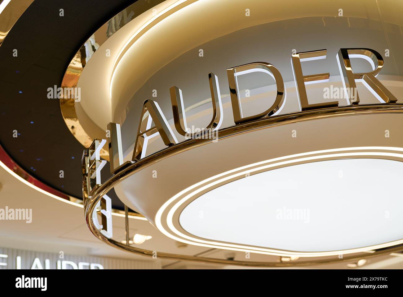 HONGKONG, CHINA - 5. DEZEMBER 2023: Estee Lauder-Schild, wie in Harbour City zu sehen. Harbour City ist ein Einkaufszentrum in Tsim Sha Tsui, Kowloon. Stockfoto