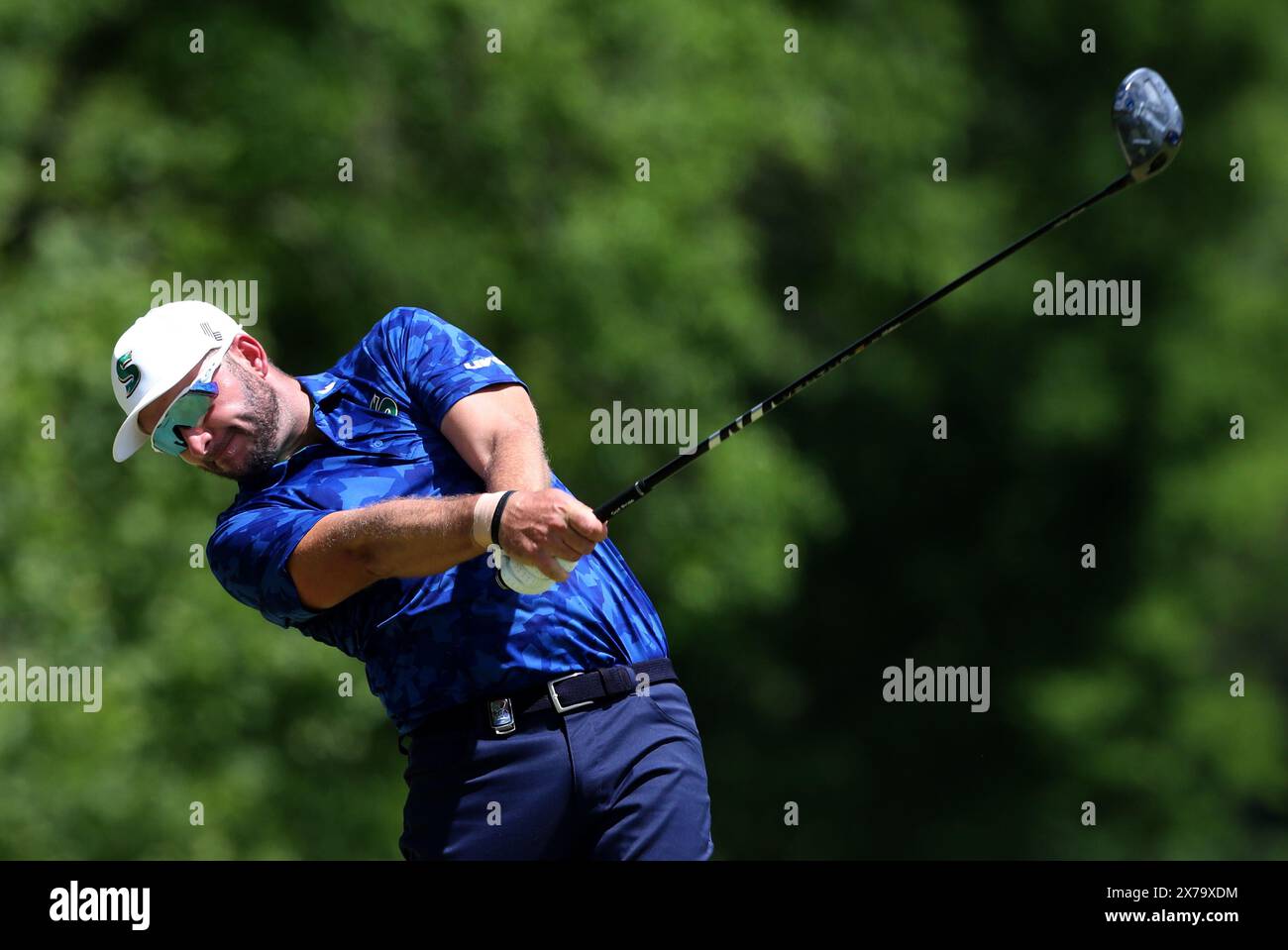 Louisville, Usa. Mai 2024. Dean Burmester aus Südafrika trifft am Samstag, den 18. Mai 2024 in Louisville, Kentucky, einen Abschlag auf das fünfte Loch während der dritten Runde der PGA Championship 2024 auf dem Valhalla Golf Course. Foto von John Sommers II/UPI Credit: UPI/Alamy Live News Stockfoto