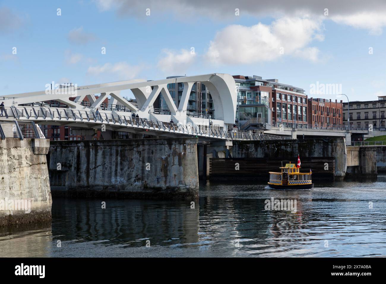 Ein Wassertaxi fährt unter der Johnson Street Bridge durch den Inner Harbour in Victoria, British Columbia, Kanada. Stockfoto