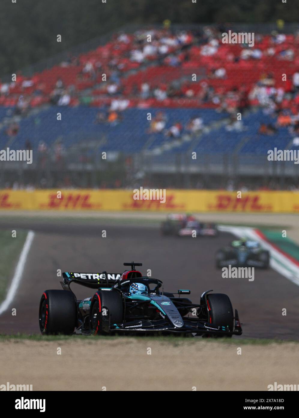 (240519) --IMOLA, 19. Mai 2024 (Xinhua) -- der britische Mercedes-Fahrer George Russell tritt am 18. Mai 2024 im Qualifying des Formel-1-Emilia Romagna Grand Prix an, der auf der Autodromo Internazionale Enzo e Dino Ferrari Rennstrecke in Imola, Italien, ausgetragen wird. (Xinhua/Li Jing) Stockfoto