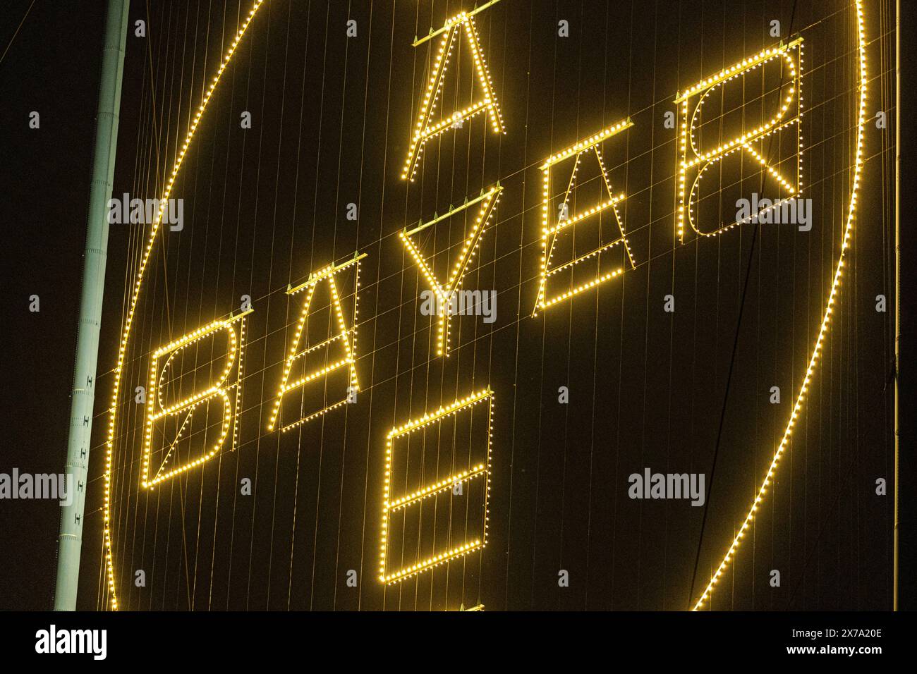 Das Bayerkreuz mit dem Logo von BAYER auf dem Werksgelände in Leverkusen ist die weltgrößte Leuchtreklame mit 50 Meter Durchmesser und ca. 1700 LED Leuchtmittel. 18.05.2024 Leverkusen Wiesdorf Nordrhein-Westfalen Deutschland *** das Bayer-Kreuz mit dem BAYER-Logo auf dem Werksgelände in Leverkusen ist das weltweit größte Leuchtschild mit einem Durchmesser von 50 Metern und ca. 1700 LED-Leuchten 18 05 2024 Leverkusen Wiesdorf Nordrhein-Westfalen Deutschland Copyright: XBonn.digitalx/xMarcxJohnx Stockfoto