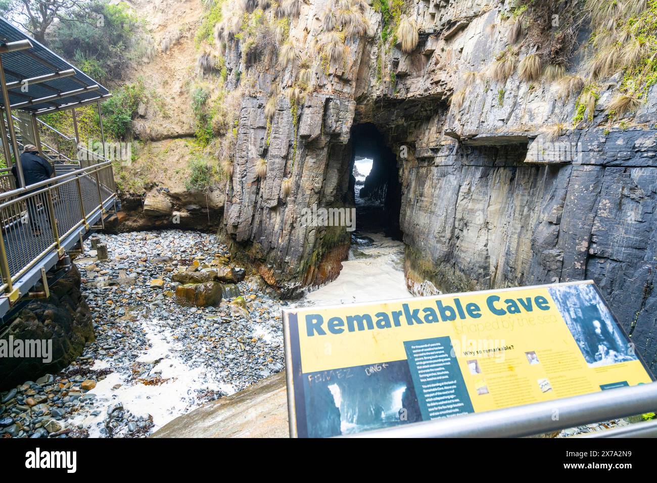 Informationsschild und Aussichtsplattform an der bemerkenswerten Höhle, Maingon Bay, Tasman Peninsula, Tasmanien Stockfoto