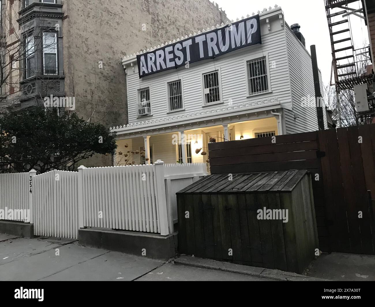 Verhaften Sie Trump-Banner im Park Slope-Bereich von Brooklyn, NY Stockfoto