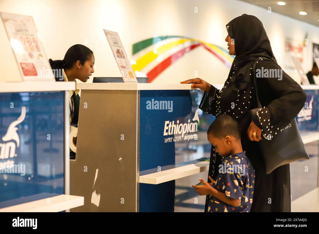 Addis Abeba, Äthiopien. Mai 2024. Am 18. Mai 2024 checken die Leute am neu errichteten Passagierterminal für Inlandsflüge am Bole International Airport in Addis Abeba, Äthiopien, ein. Ethiopian Airlines, Afrikas größte und am schnellsten wachsende Fluggesellschaft, weihte am Samstag in Addis Abeba, der Hauptstadt Äthiopiens, ein in China gebautes Passagierterminal ein. Quelle: Michael Tewelde/Xinhua/Alamy Live News Stockfoto