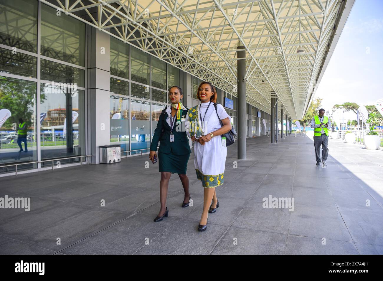 Addis Abeba, Äthiopien. Mai 2024. Am 18. Mai 2024 laufen die Menschen vor dem neu errichteten Passagierterminal am Bole International Airport in Addis Abeba, Äthiopien. Ethiopian Airlines, Afrikas größte und am schnellsten wachsende Fluggesellschaft, weihte am Samstag in Addis Abeba, der Hauptstadt Äthiopiens, ein in China gebautes Passagierterminal ein. Quelle: Michael Tewelde/Xinhua/Alamy Live News Stockfoto