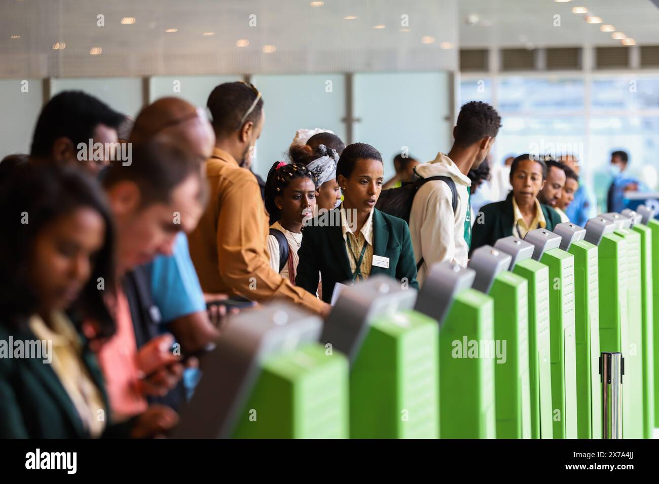 Addis Abeba, Äthiopien. Mai 2024. Am 18. Mai 2024 checken die Leute am neu errichteten Passagierterminal für Inlandsflüge am Bole International Airport in Addis Abeba, Äthiopien, ein. Ethiopian Airlines, Afrikas größte und am schnellsten wachsende Fluggesellschaft, weihte am Samstag in Addis Abeba, der Hauptstadt Äthiopiens, ein in China gebautes Passagierterminal ein. Quelle: Michael Tewelde/Xinhua/Alamy Live News Stockfoto