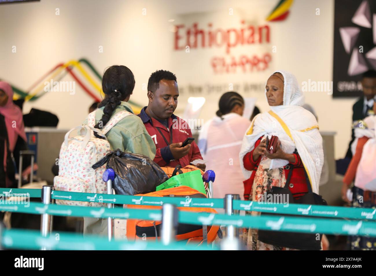 Addis Abeba, Äthiopien. Mai 2024. Touristen werden am 18. Mai 2024 am neu errichteten Passagierterminal für Inlandsflüge am Bole International Airport in Addis Abeba, Äthiopien, fotografiert. Ethiopian Airlines, Afrikas größte und am schnellsten wachsende Fluggesellschaft, weihte am Samstag in Addis Abeba, der Hauptstadt Äthiopiens, ein in China gebautes Passagierterminal ein. Quelle: Michael Tewelde/Xinhua/Alamy Live News Stockfoto