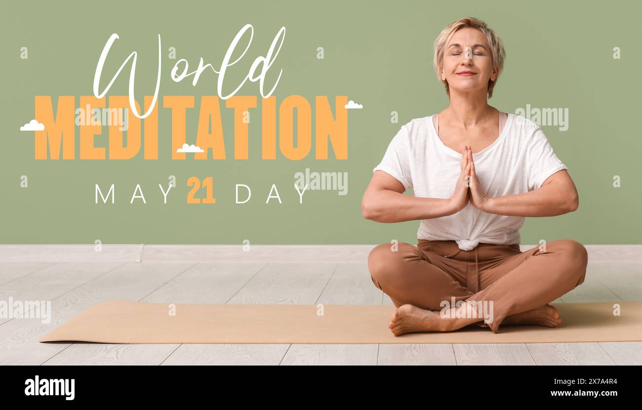 Reife Frau, die Yoga im Fitnessstudio praktiziert. Banner für den Weltmeditationstag Stockfoto