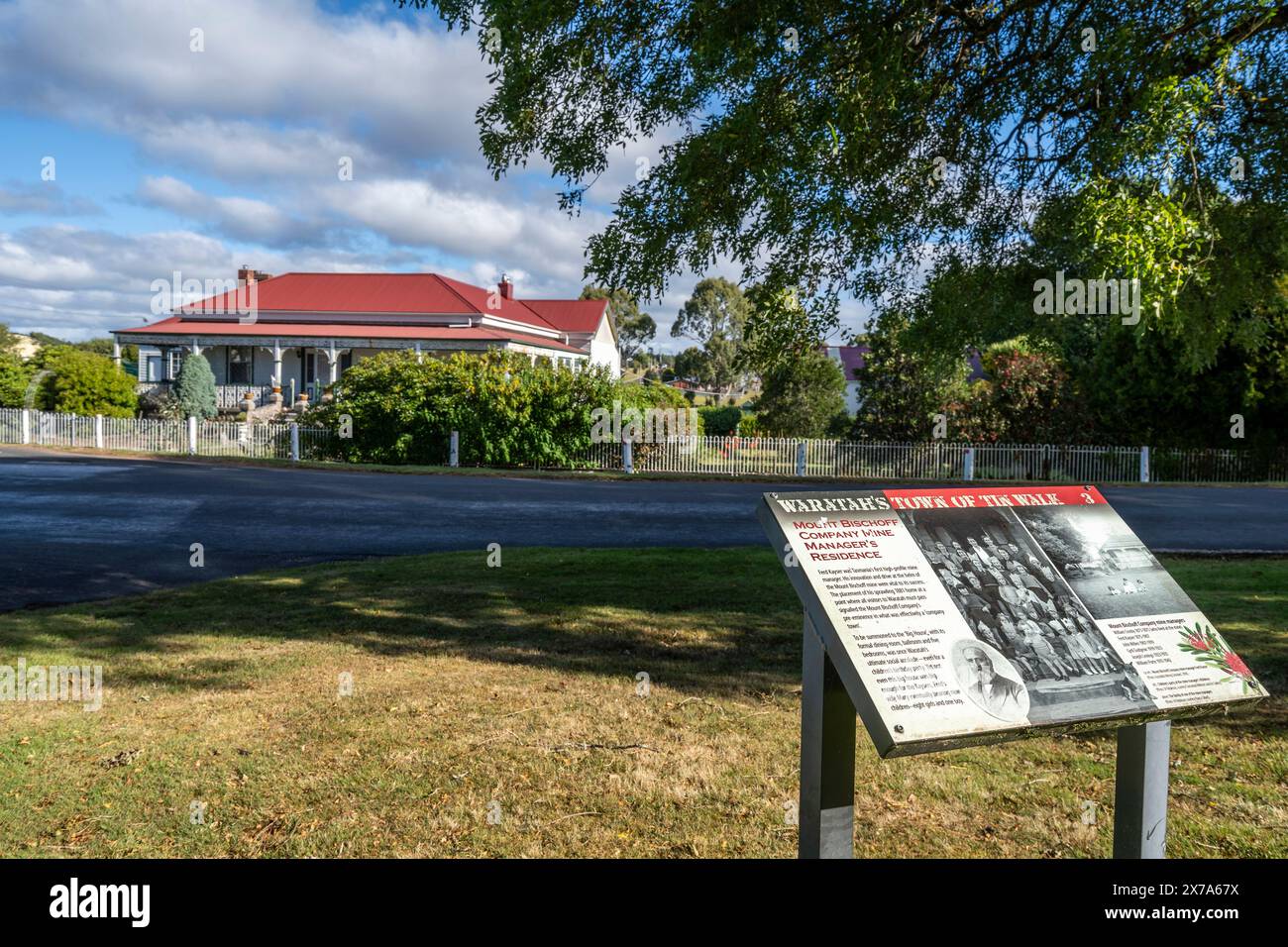 Informationstafel Town of Tin Walk mit alten Minenmanagern im Hintergrund, Waratah, Tasmanien Stockfoto