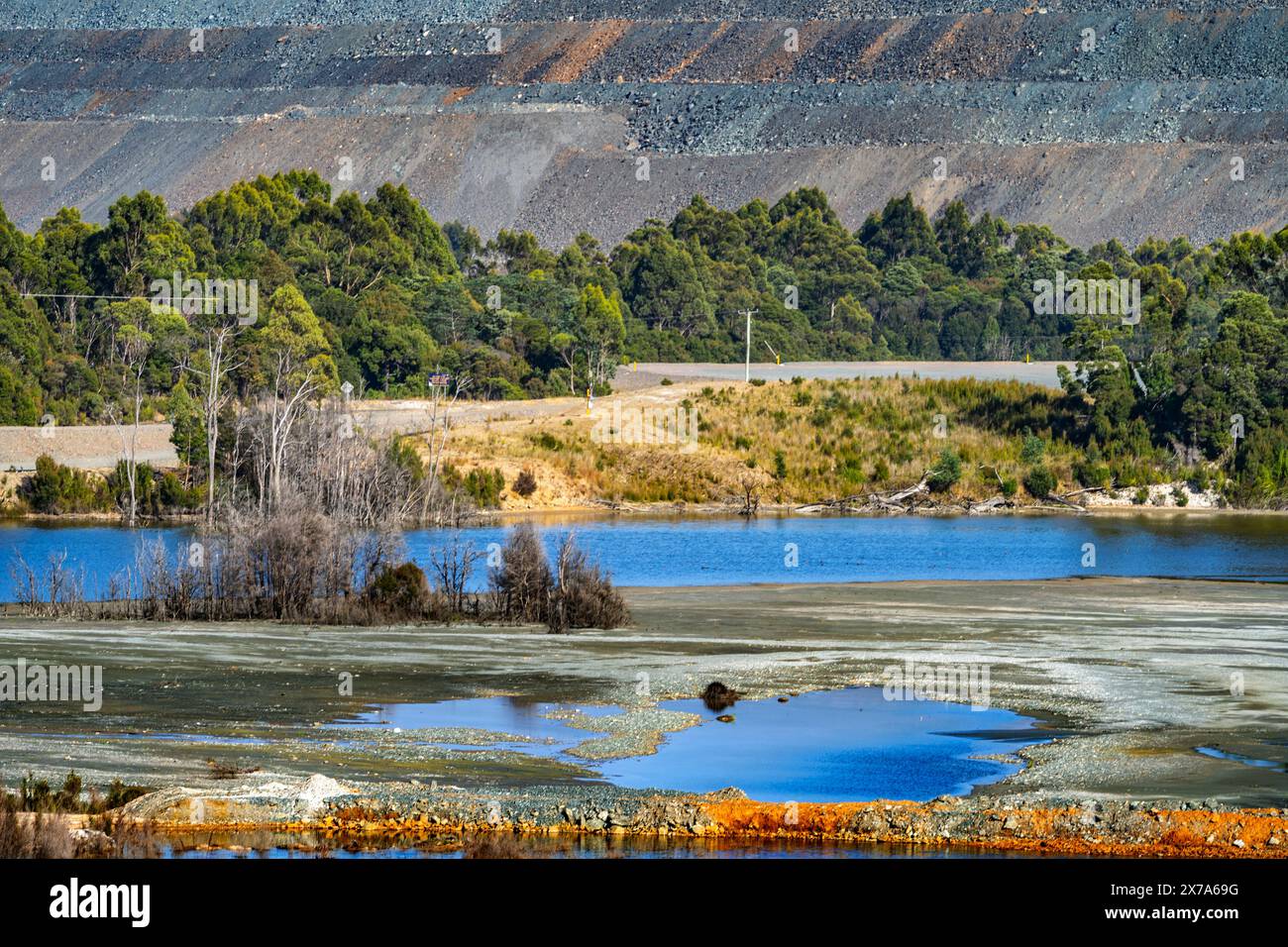 Mülldeponie und Staudamm in der Nähe der Magnetit-Eisenerzmine Savage River, Savage River Tasmania Stockfoto