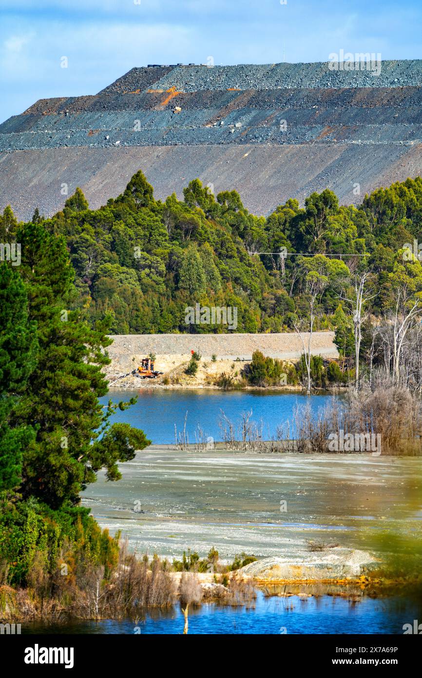 Mülldeponie und Staudamm in der Nähe der Magnetit-Eisenerzmine Savage River, Savage River Tasmania Stockfoto