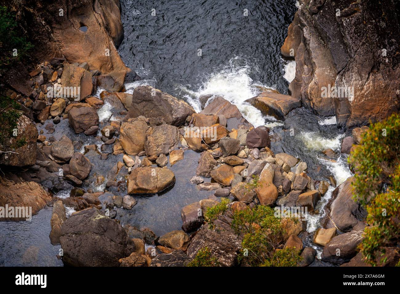 Blick hinunter auf verwitterte Felsen im Leven Canyon, Nietta, Tasmanien Stockfoto