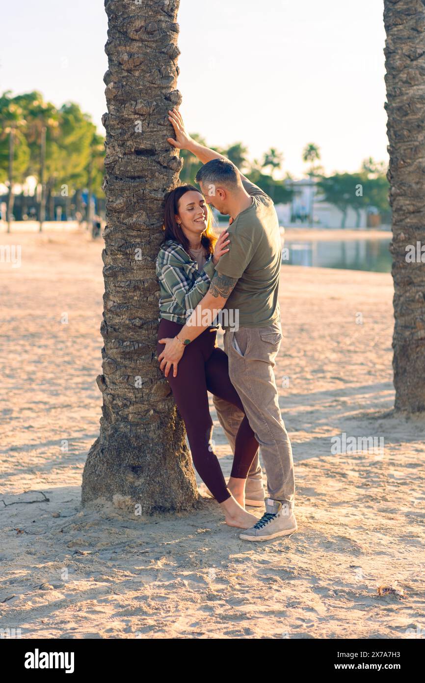 Ein verliebtes Paar umarmt sich am Strand. Ein Mann und eine Frau genießen einander und ihren Urlaub am Meer. Stockfoto