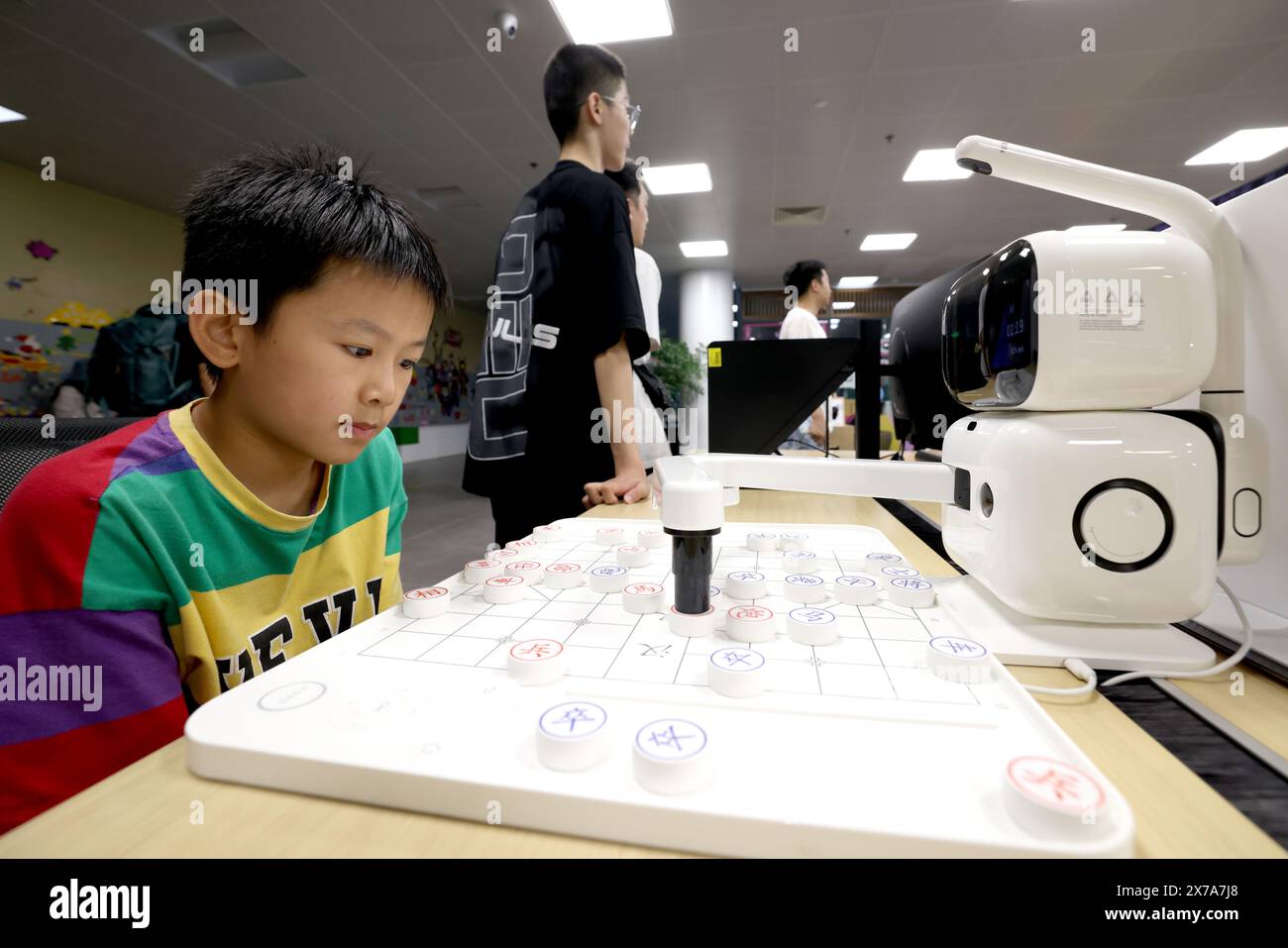 FUZHOU, CHINA – 18. MAI 2024 – Ein Kind erlebt eine KI-Schachsparringmaschine auf der Netdragon Base in Fuzhou Digital Education Town, Provinz Fujian, C. Stockfoto