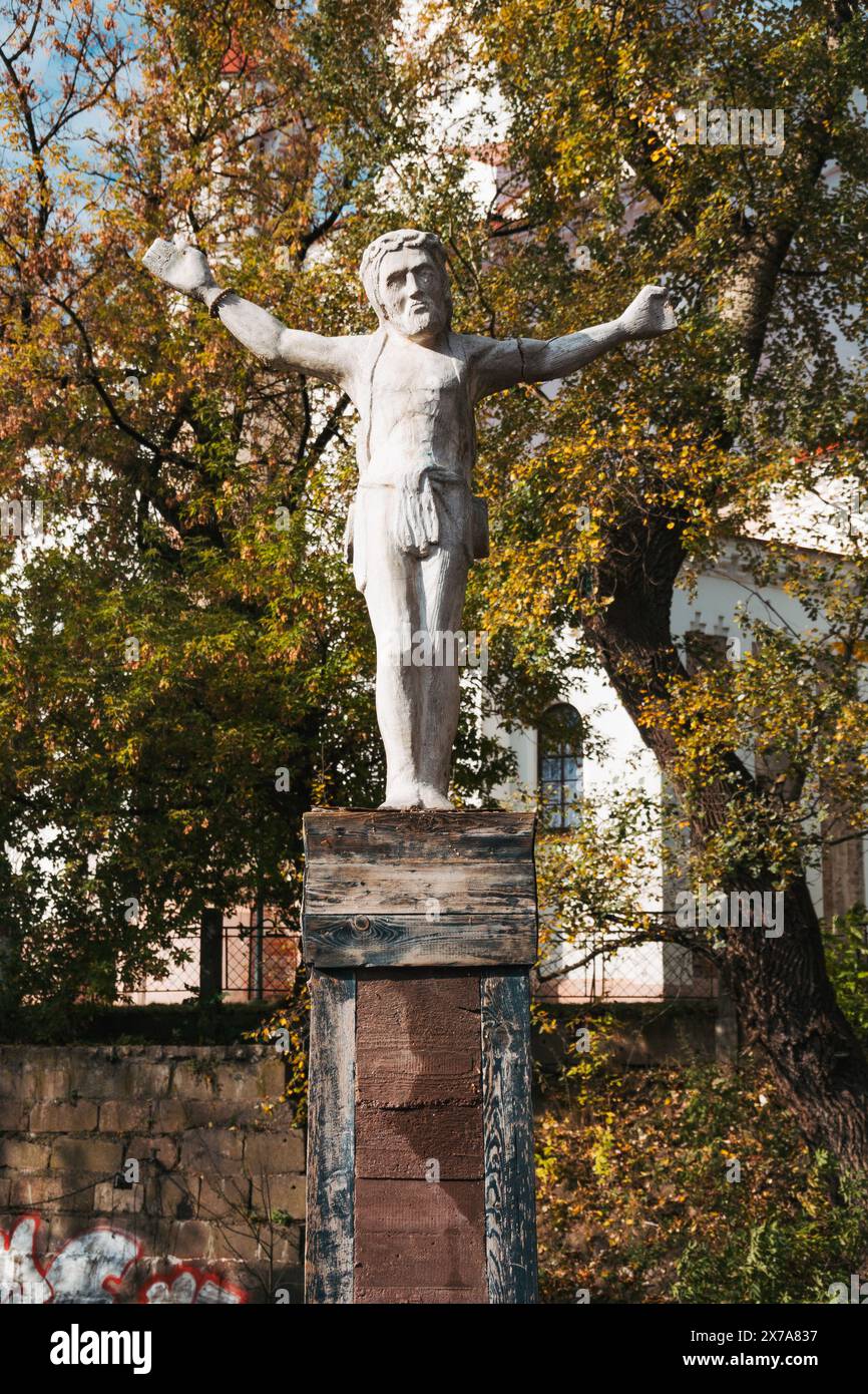 Eine skurrile Skulptur von Jesus, der einen Rucksack auf einem Sockel in Vilnius, Litauen, trägt Stockfoto