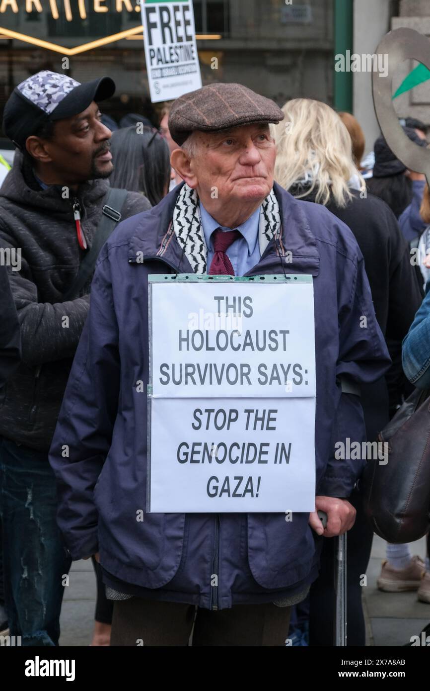 London, Großbritannien, 18. Mai 2024. Ein Holocaustüberlebender nimmt an einem marsch mit Tausenden von anderen zum 76. Jahrestag der Nakba Teil und auch an dem 14. Nationalen marsch für Palästina in Zentral-London. Die pro-palästinensische Demonstration wiederholt die Forderung nach einem Waffenstillstand in Gaza und an die britische Regierung, den Waffenexport nach Israel einzustellen. Die Nakba (auf Arabisch Katastrophe) markiert die Zeit zwischen 1947-49, in der 700.000 Palästinenser aus ihren Häusern vertrieben wurden, um den Staat Israel zu etablieren. Quelle: Eleventh Photography/Alamy Live News Stockfoto