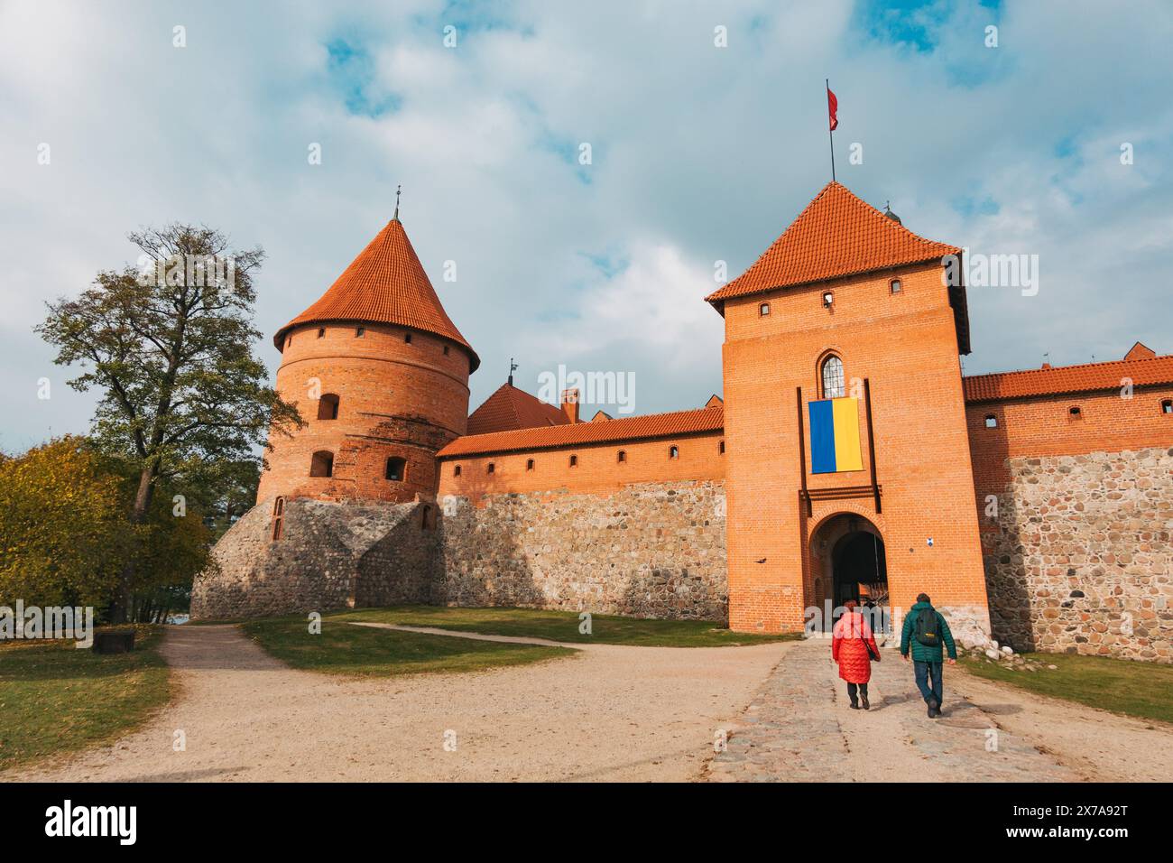 Der Eingang zum Schloss der Insel Trakai, Litauen. Umgeben von Natur und historischen Mauern Stockfoto