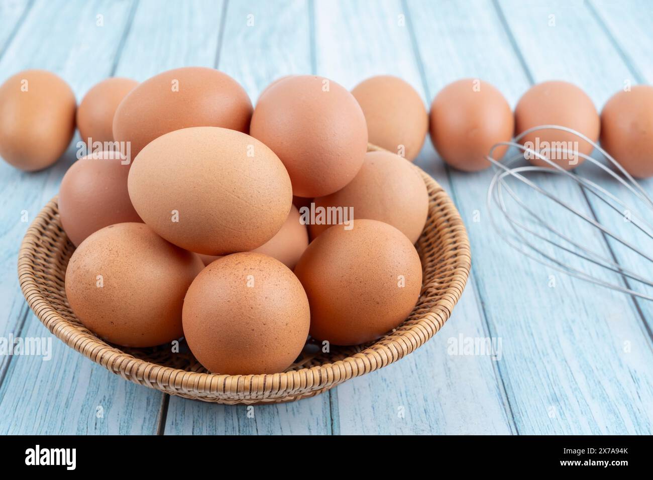 Rohe Hühnereier im Bambuskorb Stockfoto