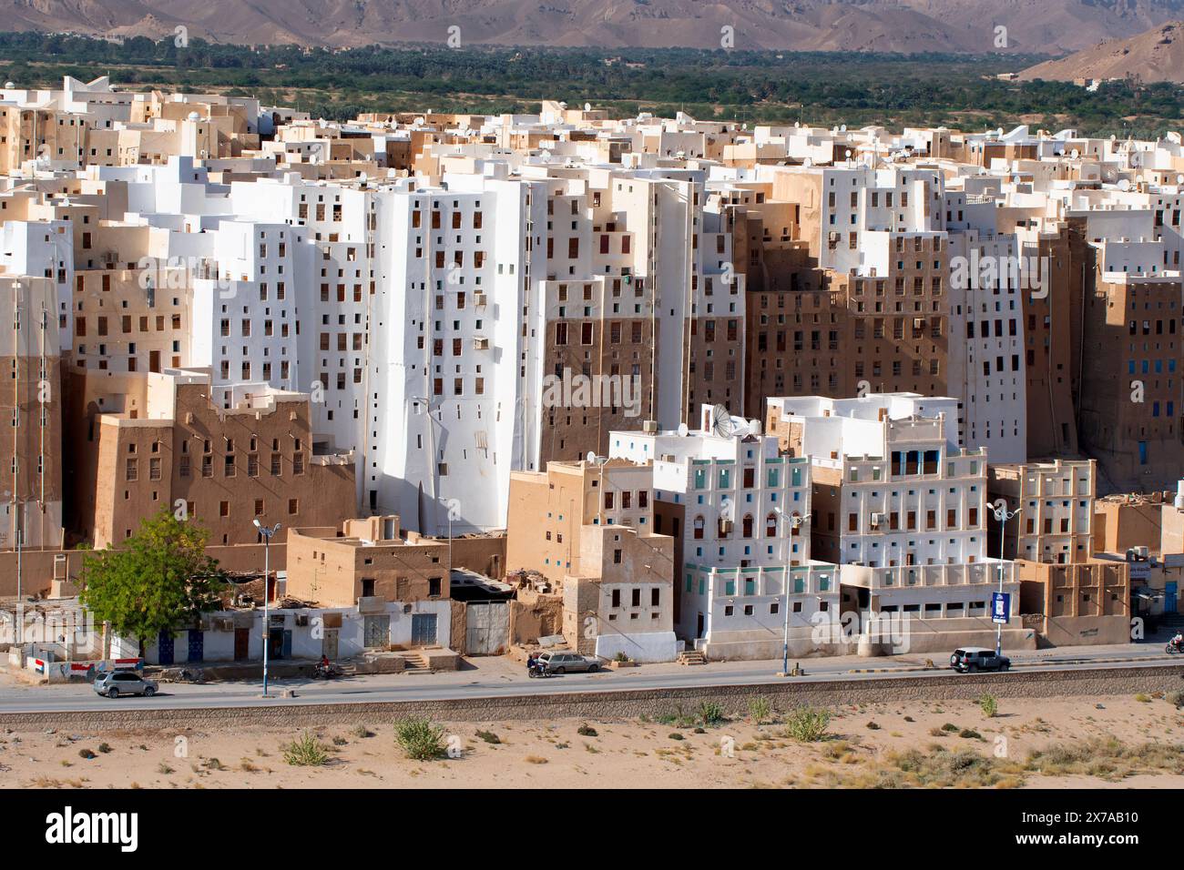 Shibam ist eine Stadt im Jemen im Gouvernement Hadhramaut. Bekannt für seine hohen Gebäude aus Lehmziegel, ist es bekannt als „Manhattan der Wüste“ Stockfoto