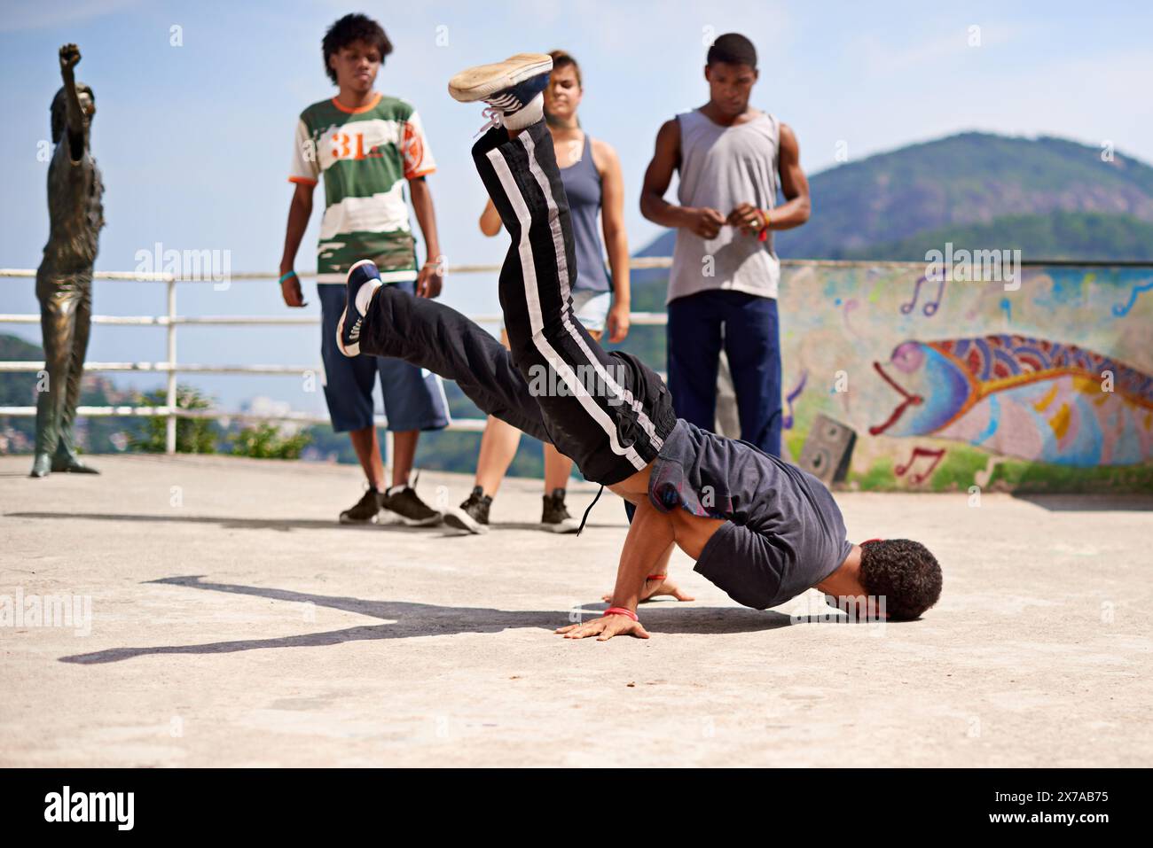 Gruppen, Breakdance und Freunde im Park oder draußen, Hip Hop und Kunst und Bewegung für Freestyle-Auftritte. Menschen, Soziales und Musik und Energie oder Stockfoto