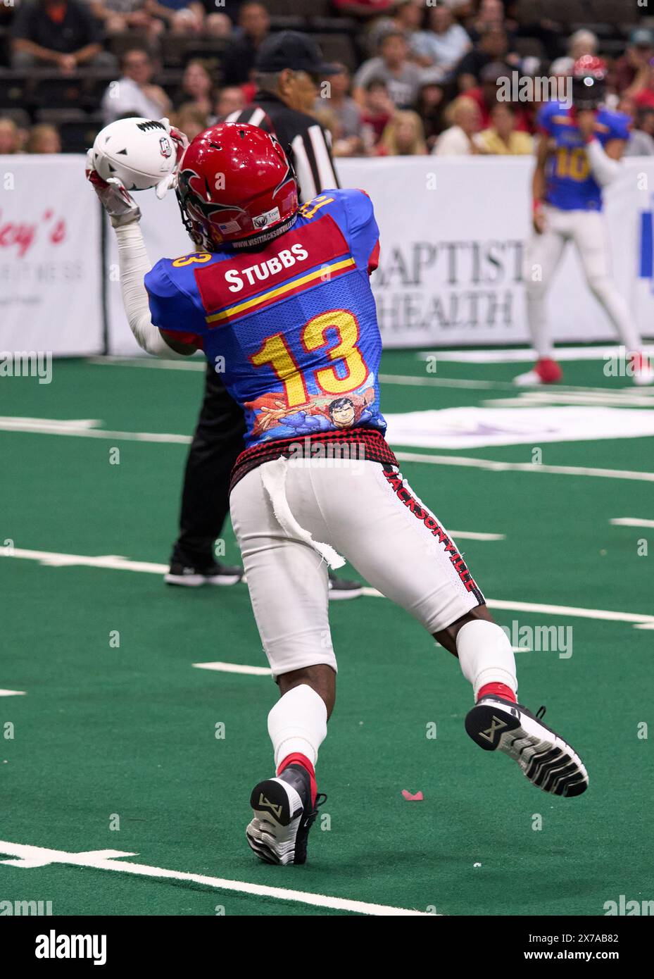 Jacksonville, Florida, USA. Mai 2024. Indoor Football League Jacksonville Sharks gegen Sioux Falls Storm. Sharks WR DJ Stubbs (13) streckt sich aus, um einen Fang über die Mitte zu schnappen. Foto: Tim Davis/Alamy Live News Stockfoto