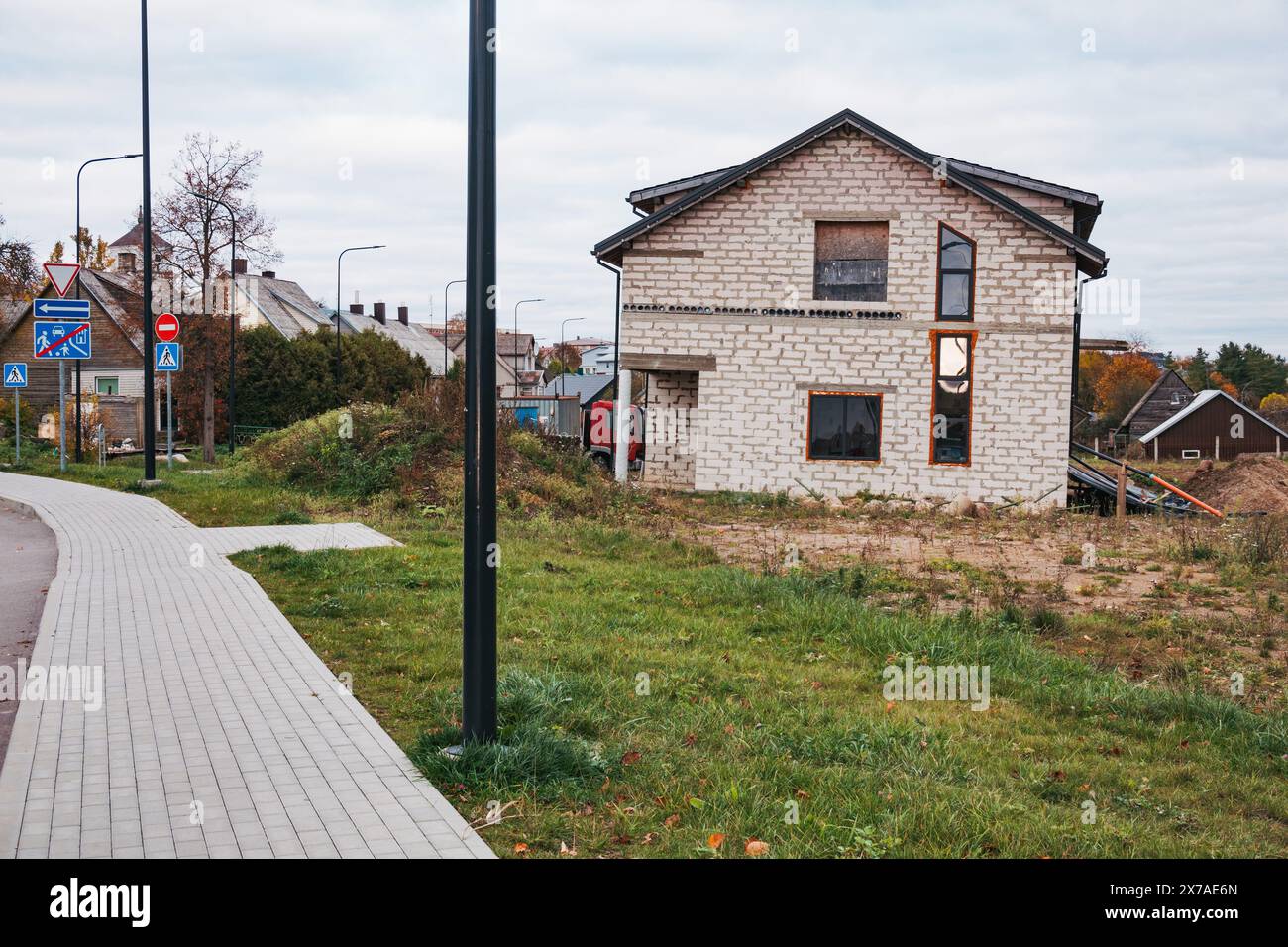 Ein neu gebautes Haus, das vor der Fertigstellung auf Sumpfland in der Nähe eines Sees in der Stadt Plungė, Litauen, zu sinken begann Stockfoto