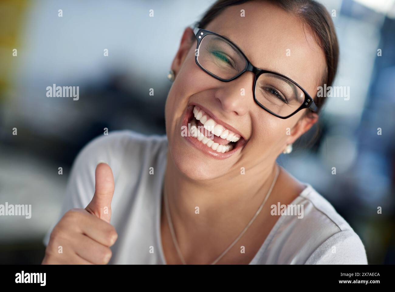 Glückliche Geschäftsfrau und Hand mit Daumen nach oben für gute Arbeit, Lob oder Feedback im Büro. Unternehmensmitarbeiter, Fingergeste und Lächeln für Dankeschön Stockfoto