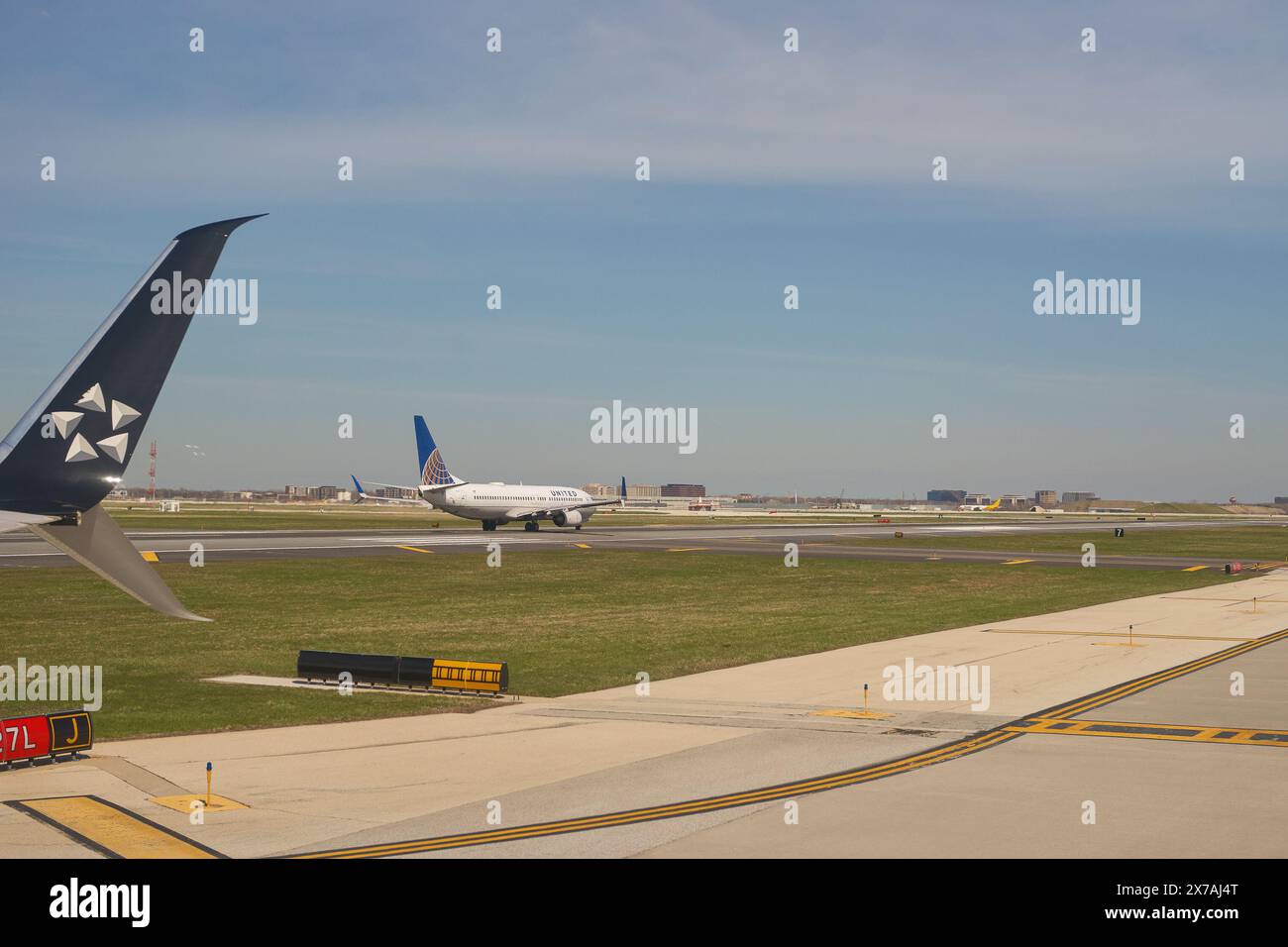 CHICAGO, IL - 5. APRIL 2016: United Airlines Boeing 737-800 im Flughafen Chicago O'Hare. O'Hare ist ein großer internationaler Flughafen Stockfoto