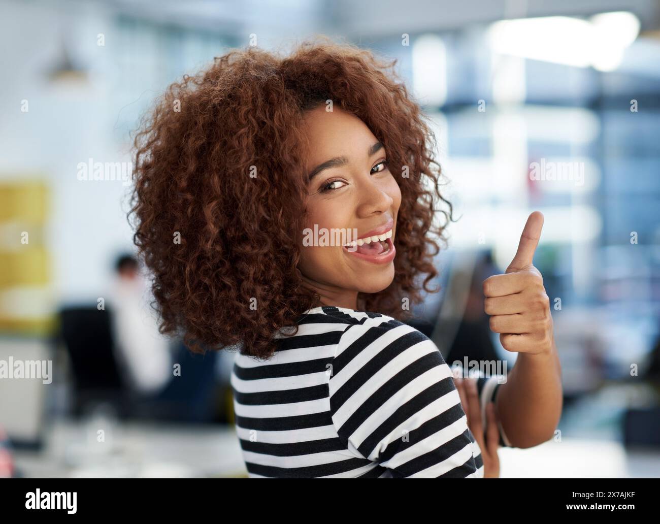 Glücklich, Geschäftsfrau und Hand für Daumen hoch, gute Arbeit und Lob für positives Feedback im Büro. Kreative Person, Fingergeste und Rücken mit Lächeln Stockfoto