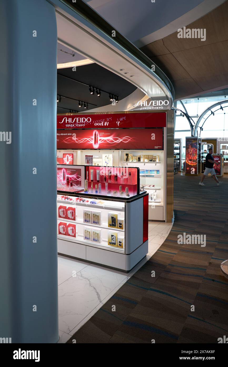 PHUKET, THAILAND - 9. MAI 2023: Shiseido Kosmetikprodukte werden im Duty-free-Bereich im internationalen Flughafen Phuket ausgestellt. Stockfoto