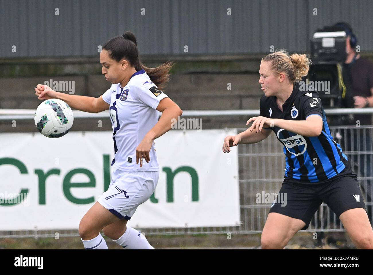 Aalter, Belgien. Mai 2024. Stefania Vatafu (10) von Anderlecht und Caitlin Lievens (21) vom Club YLA, die während eines Frauenfußballspiels zwischen Club Brugge Dames YLA und RSC Anderlecht am 9. Spieltag im Play-off 1 der Saison 2023 - 2024 der belgischen Lotto Womens Super League, am Samstag, den 18. Mai 2024, in Aalter, BELGIEN. Quelle: Sportpix/Alamy Live News Stockfoto