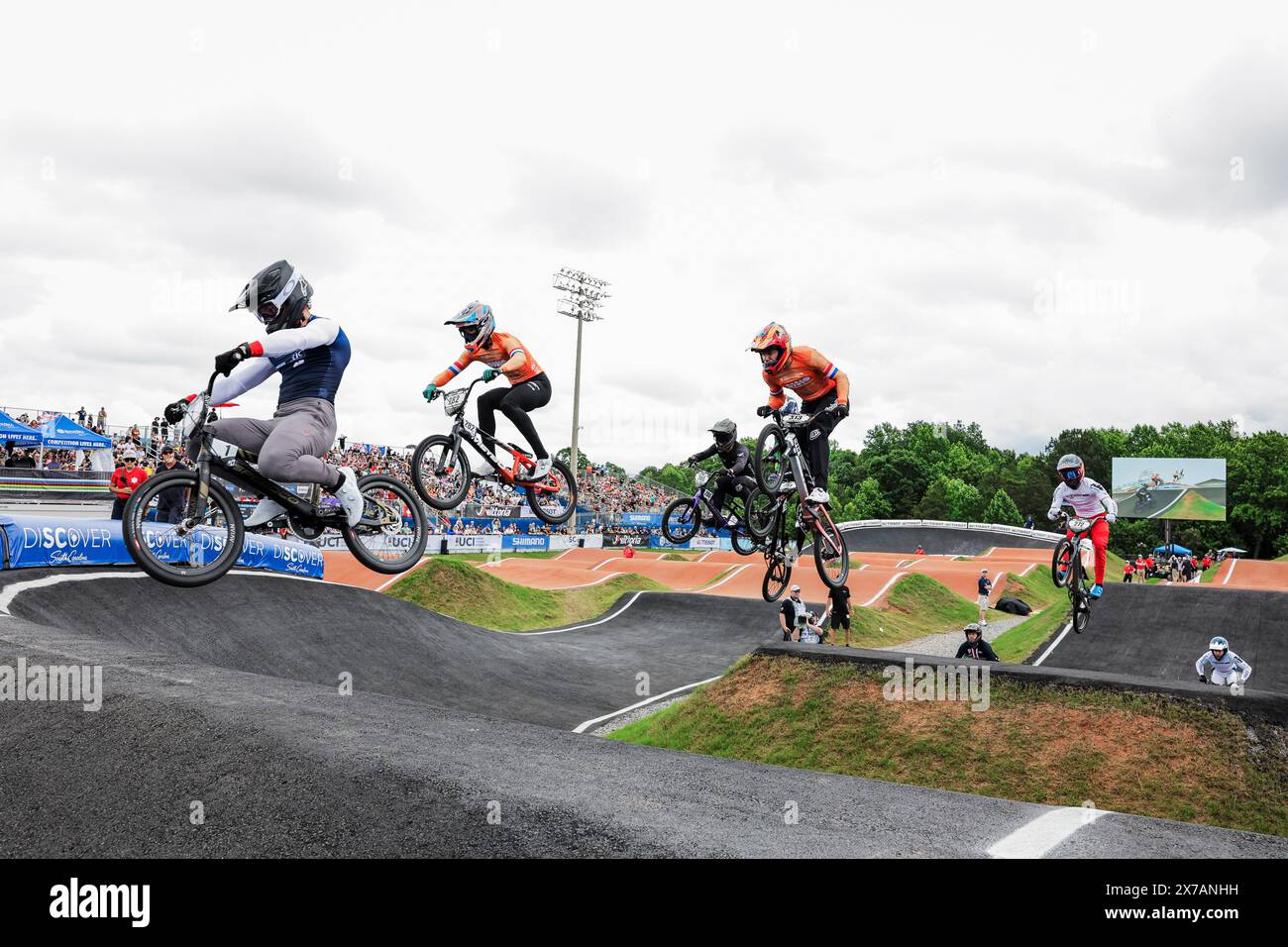 Foto von Alex Whitehead/SWpix.com - 18/05/2024 - Radfahren - UCI BMX Racing Weltmeisterschaften 2024 - Rock Hill, South Carolina, USA - Elite-Viertelfinale der Herren - Heat 4 - Romain Mahieu (Frankreich), Jaymio Brink (Niederlande), Niek Kimmann (Niederlande) Credit: SWpix/Alamy Live News Stockfoto