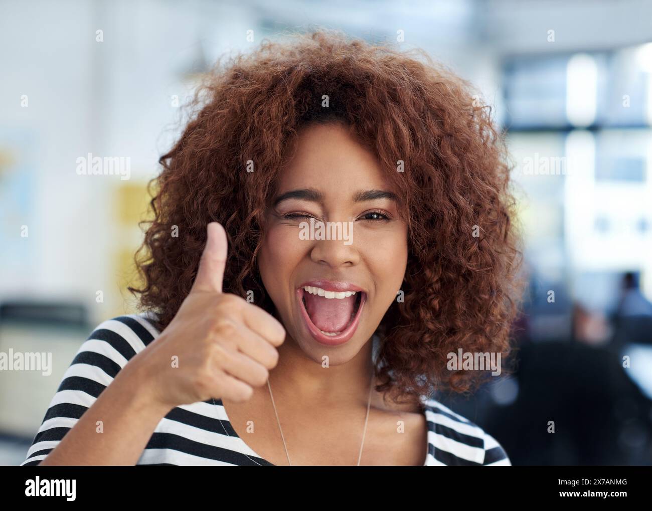 Glückliche Geschäftsfrau und blinkende Daumen nach oben für gute Arbeit, Lob oder positives Feedback für Ziel oder Ziel im Büro. Erfolgsmensch, Fingergeste Stockfoto