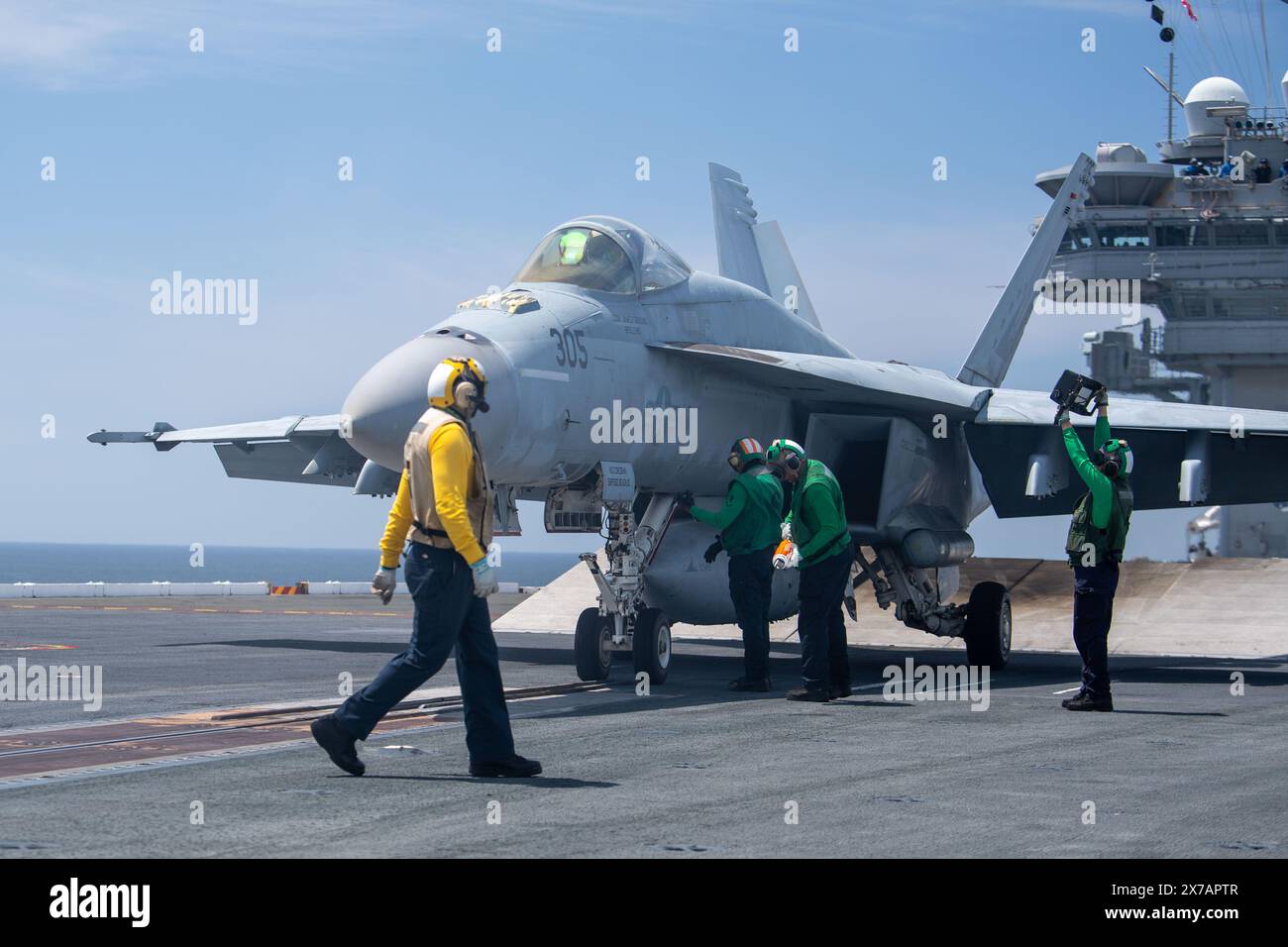 NORDPAZIFIK (18. Mai 2024) Seeleute bereiten eine F/A-18E Super Hornet vor, die an der Eagles of Strike Fighter Squadron (VFA) 115 befestigt ist Stockfoto