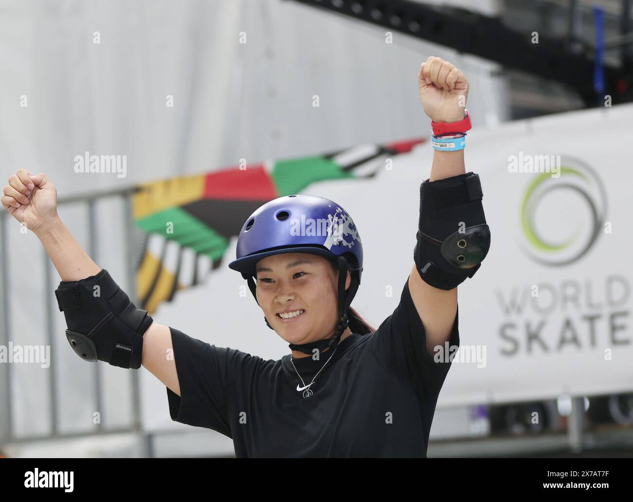 Shanghai. Mai 2024. Yosozumi Sakura von Japan reagiert auf das Skateboarden-Finale der Olympischen Qualifikationsserie Shanghai im ostchinesischen Shanghai am 19. Mai 2024. Quelle: Jia Haocheng/Xinhua/Alamy Live News Stockfoto