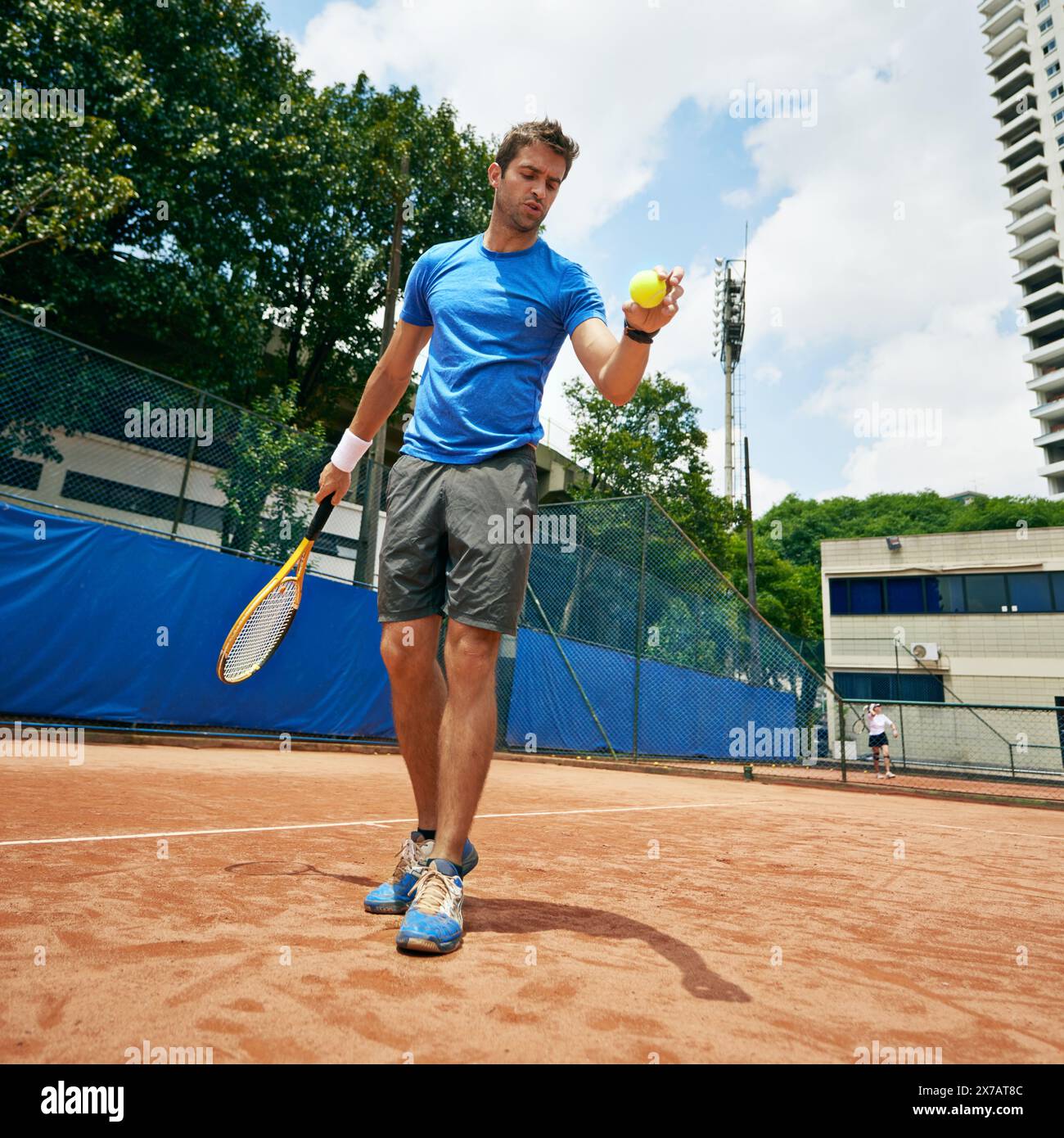 Mann, Athlet und dienen in Outdoor-Tennisspielen, Spiel und Platz für Wettkämpfe oder Training. Männliche Person, Sport und bereit für Training oder Sport Stockfoto