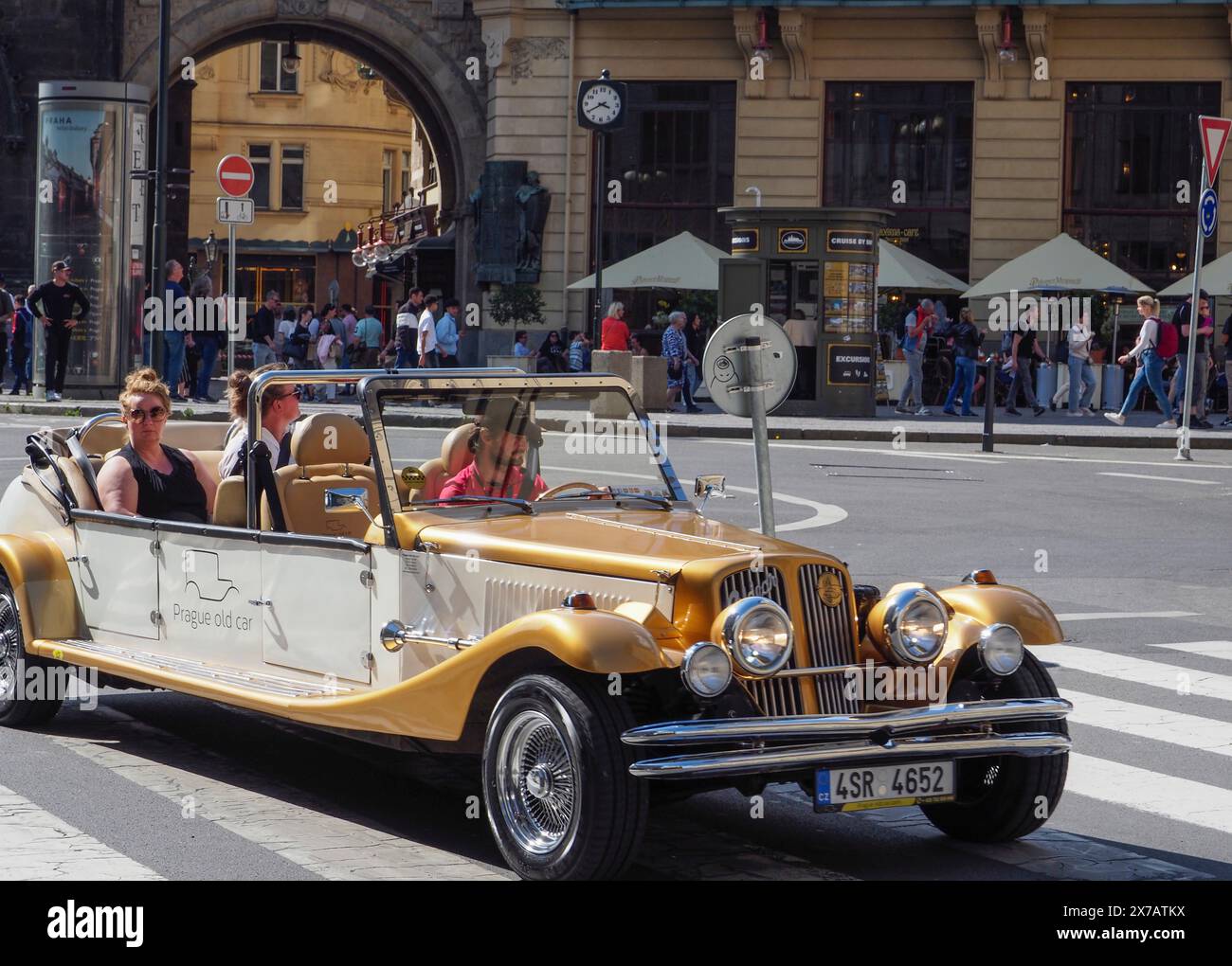 Prag, Tschechische Republik - 10. Mai 2024: Touristen fahren in einem offenen Cabrio, im Stil eines alten Timers, auf dem Platz vor dem Pulverturm entlang Stockfoto