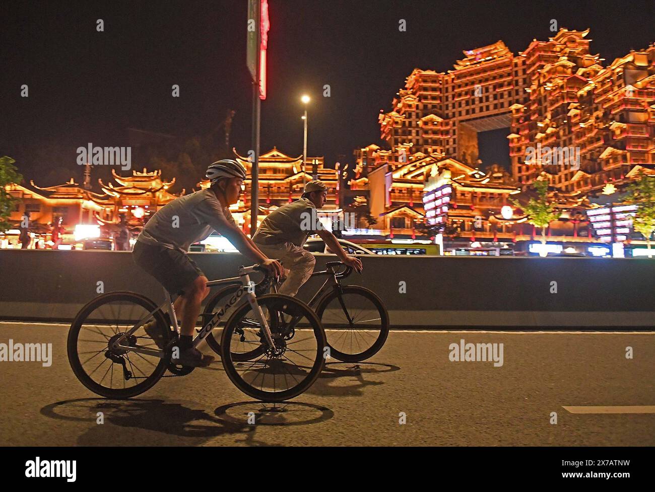 (240519) -- CHANGSHA, 19. Mai 2024 (Xinhua) -- YE Zhengwu (R) und sein Freund Xiang Ziyu fahren am 14. Mai 2024 in der Nähe einer malerischen Gegend in Zhangjiajie, der Provinz Hunan in Zentralchina. Zhangjiajie, im Nordwesten der Provinz Hunan gelegen, ist eines der Weltnaturerbestätten in China. Die atemberaubende Naturlandschaft zieht Touristen weltweit an und zieht Extremsportler an, um ihr Können unter Beweis zu stellen. YE Zhengwu, ein 25-jähriger Mountainbiker, wurde in Zhangjiajie geboren und aufgewachsen. Schon in jungen Jahren entwickelte er eine Leidenschaft für Radfahren. 2015, während seines Studiums an der Universität, begann er mit dem Enc Stockfoto