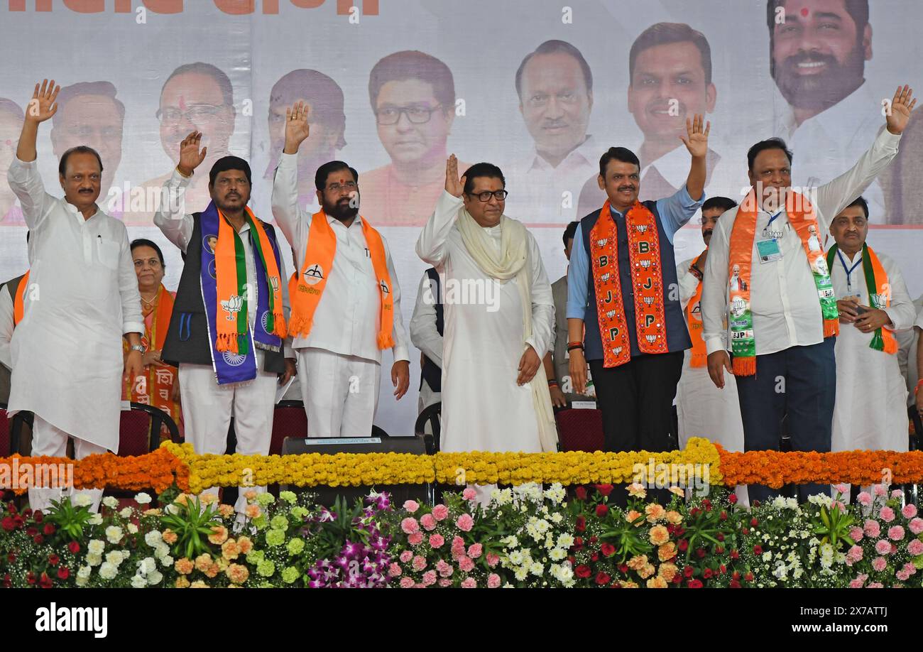 L-R Indische Politiker Ajit Pawar (NCP), Ramdas Athawale (RPI), Ministerpräsident Eknath Shinde (Shiv Sena), Raj Thackeray (MNS), stellvertretender Ministerpräsident Devendra Fadnavis (BJP) und Präsident der Bharatiya Janata Party (BJP Mumbai) Ashish Shelar winkte den Anhängern zu, die sich bei einer Kundgebung der Allianzpartei in Mumbai versammelt hatten, die der indische Premierminister Narendra Modi ansprach. Die Bharatiya Janata Party (BJP) und ihre Allianzparteien hielten eine Kundgebung ab, die ihre Anhänger ermutigte, bei der Wahl in Loksabha für sie zu stimmen, wenn die Stadt am 20. Mai 2024 zur Wahl geht. (Foto: Ashish Vaishnav/SOPA Images/SIPA USA) Stockfoto