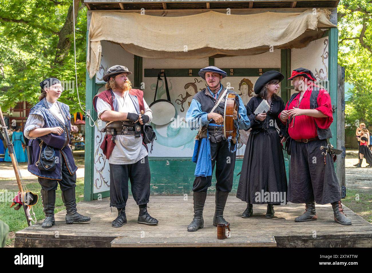 Houston, Texas, USA. Mai 2024. Schauspieler singen Piratenlieder beim Scarborough Renaissance Festival in Waxahachie, am 18. Mai 2024 in Dallas, Texas, USA. Quelle: Lin Li/Xinhua/Alamy Live News Stockfoto