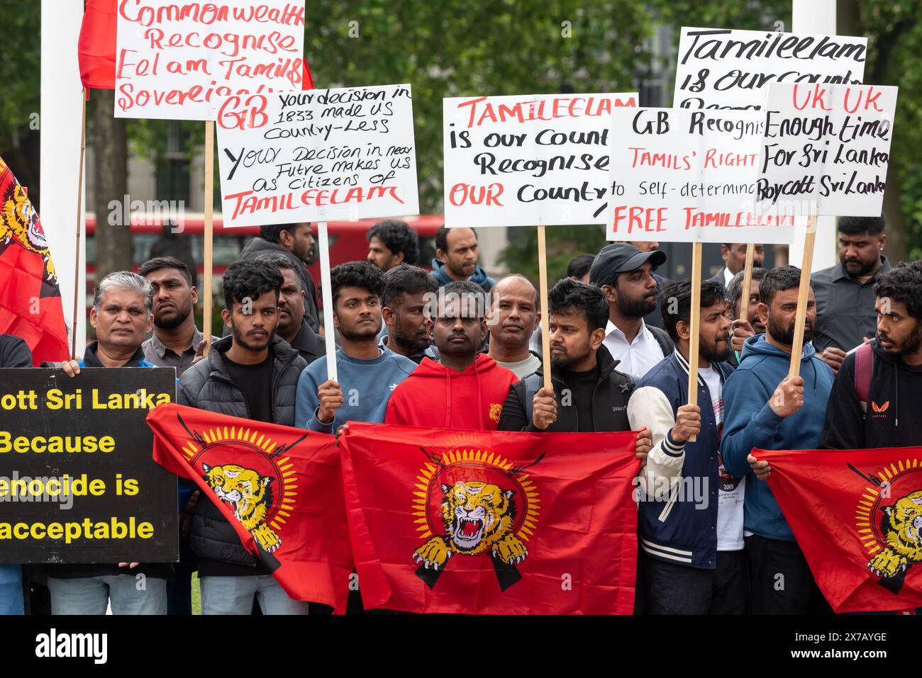 London, Großbritannien. 18. Mai 2024. Hunderte von britischen Tamilen versammelten sich auf dem Parlamentsplatz, um den 15. Jahrestag des Völkermords der Tamilen in Sri Lanka zu feiern, auch bekannt als Mullivaikkal-Gedenktag. Anrede: Andrea Domeniconi/Alamy Live News Stockfoto